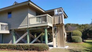 Residential villas install outdoor panoramic glass elevators outdoors