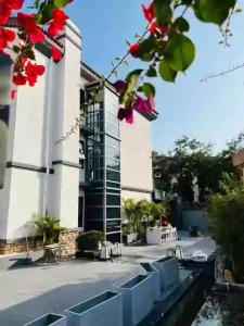 The picture shows an outdoor wall-mounted elevator installed on the side of the villa, with an aluminum alloy shaft structure that saves indoor space.