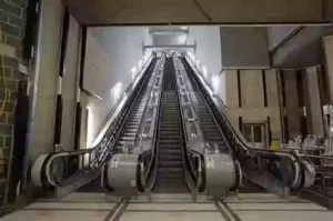 Cross-floor escalator