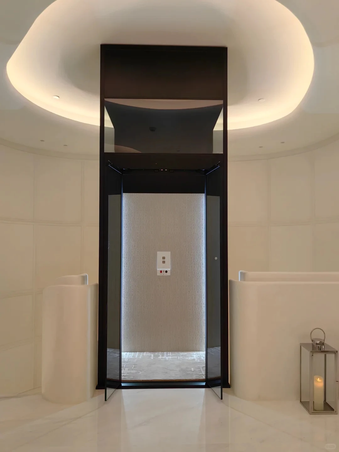 Hydraulic home elevator and platform lift