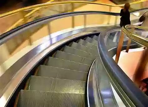 Curved escalator