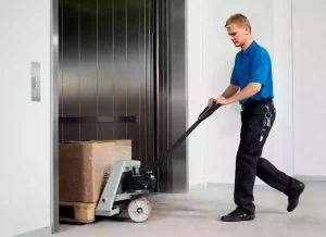 Cargo elevator that can accommodate forklifts