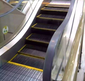 World’s Shortest Escalator：The shortest escalator in Kawasaki, Japan