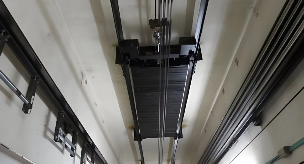 Counterweight balancing the elevator car during upward and downward travel