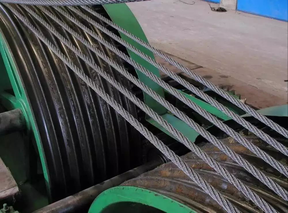 Multiple steel wire ropes running over a traction sheave in an elevator system