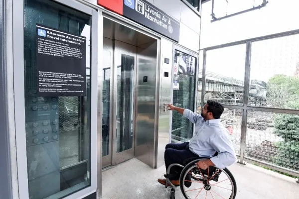 Outdoor barrier-free elevator