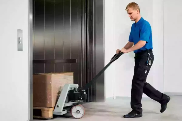 Freight elevator that can accommodate forklifts